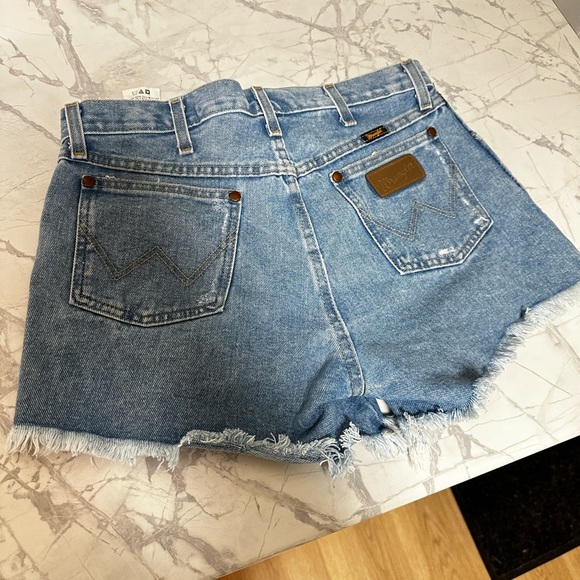 Wrangler cut off Jean shorts size 28 - Picture 2 of 3